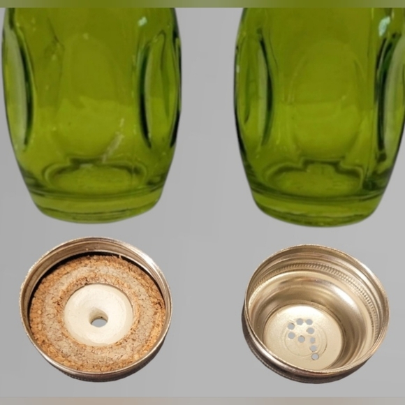 VINTAGE AIRKO MID CENTURY AVOCADO GREEN THUMBPRINT GLASS SALT & PEPPER SHAKERS - Picture 4 of 6